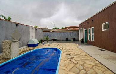 Imagem: A casa possui 3 Dormitórios, 1 Banheiro, 2 Vagas na garagem