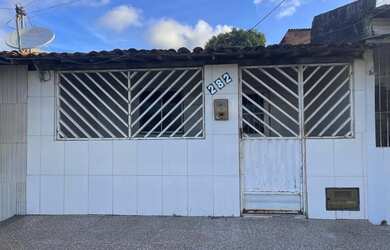 Imagem: A casa possui 2 Dormitórios e 1 Banheiro e está localizado