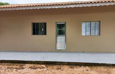 Imagem: A casa possui 2 Dormitórios, 1 Banheiro, 1 Vaga na garagem