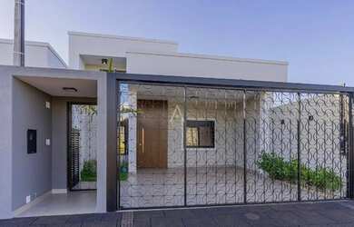 Imagem: A casa possui 3 Dormitórios, 2 Banheiros, 2 Vagas na garagem