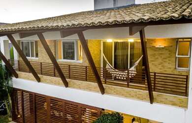 Imagem: A casa possui 4 Dormitórios, 5 Banheiros, 4 Vagas na garagem