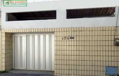 Imagem: A casa possui 3 Dormitórios, 2 Banheiros, 2 Vagas na garagem