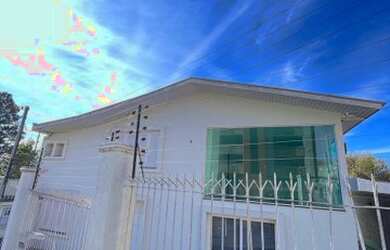 Imagem: A casa possui 3 Dormitórios, 3 Banheiros, 4 Vagas na garagem