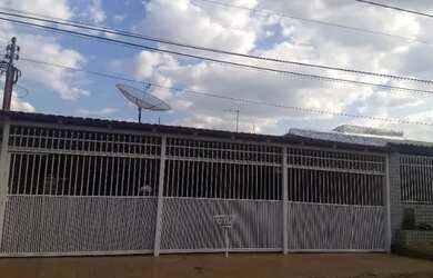 Imagem: A casa e possui 3 Dormitórios, Suítes, 4 Banheiros, 3 Vagas