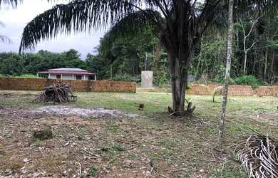 Imagem: O terreno e possui Dormitórios, Suítes, Banheiros, 1400-0m²