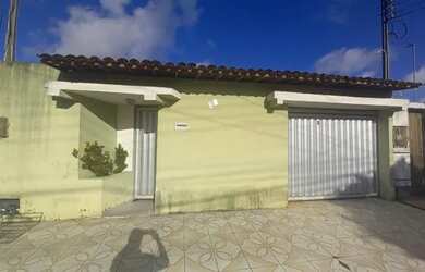 Imagem: A casa possui 3 Dormitórios, 2 Banheiros, 2 Vagas na garagem