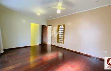 Imagem: A casa possui 4 Dormitórios, 2 Banheiros, 2 Vagas na garagem