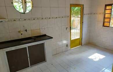 Imagem: A casa possui 3 Dormitórios, 2 Banheiros, 1 Vaga na garagem