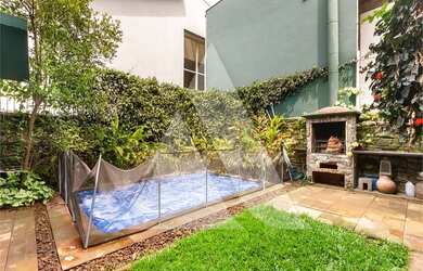 Imagem: A casa possui 4 Dormitórios, 4 Banheiros, 3 Vagas na garagem