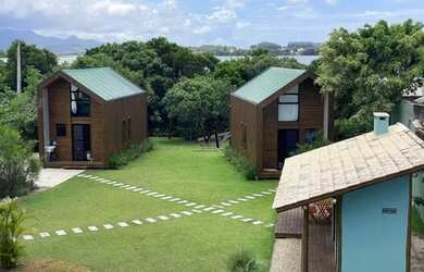 Imagem: A casa possui 2 Dormitórios, 3 Banheiros, 4 Vagas na garagem