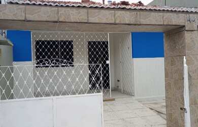 Imagem: A casa possui 3 Dormitórios, 2 Banheiros, 1 Vaga na garagem