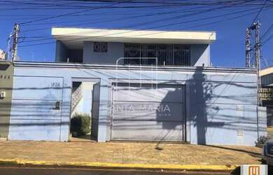 Imagem: A casa possui 3 Dormitórios, 3 Banheiros, 4 Vagas na garagem