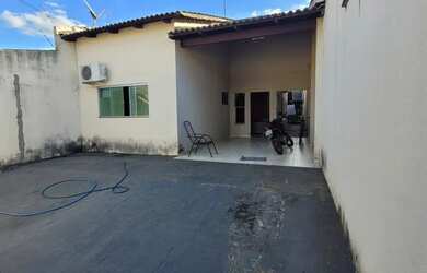 Imagem: A casa possui 3 Dormitórios, 1 Banheiro, 2 Vagas na garagem