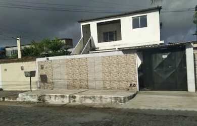 Imagem: A casa possui 5 Dormitórios, 4 Banheiros, 1 Vaga na garagem