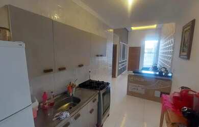 Imagem: A casa possui 2 Dormitórios, 1 Banheiro, 2 Vagas na garagem