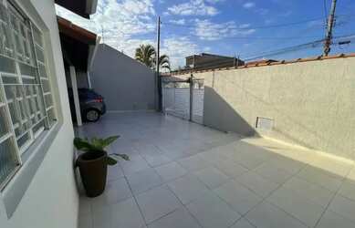 Imagem: A casa possui 2 Dormitórios, 2 Banheiros, 1 Vaga na garagem