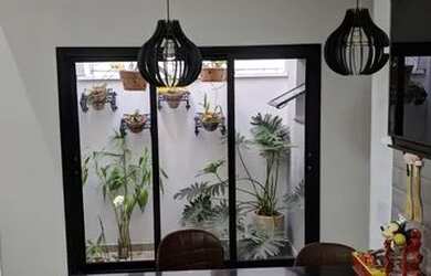 Imagem: A casa possui 3 Dormitórios, 3 Banheiros, 2 Vagas na garagem