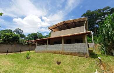 Imagem: A casa possui 2 Dormitórios, 1 Banheiro, 1 Vaga na garagem