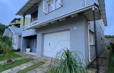 Imagem: A casa possui 3 Dormitórios, 3 Banheiros, 2 Vagas na garagem