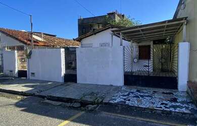 Imagem: A casa possui 2 Dormitórios, 1 Banheiro, 1 Vaga na garagem