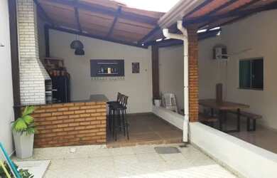 Imagem: A casa possui 2 Dormitórios, 1 Banheiro, 2 Vagas na garagem