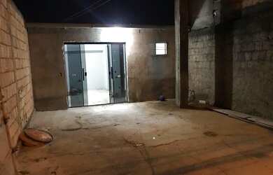 Imagem: A casa possui 2 Dormitórios, 1 Banheiro, 1 Vaga na garagem