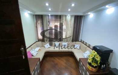 Imagem: A casa possui 3 Dormitórios, 1 Banheiro, 2 Vagas na garagem