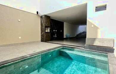 Imagem: A casa possui 3 Dormitórios, 4 Banheiros, 3 Vagas na garagem