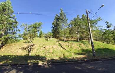 Imagem 3: LINDO TERRENO DE ESQUINA, NA FRENTE DO LAGO COM VISTA PARA AS MONTANHAS NO COND. MORADA DA