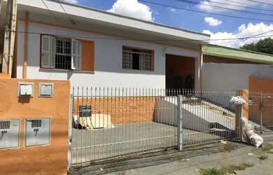 Imagem: A casa possui 1 Dormitório, 1 Banheiro, 1 Vaga na garagem