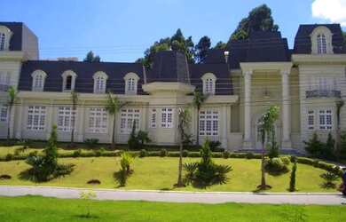 Imagem: A casa possui 5 Dormitórios, 5 Banheiros, 2 Vagas na garagem