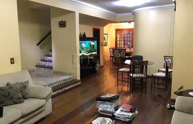 Imagem: A casa possui 3 Dormitórios, 4 Banheiros, 2 Vagas na garagem