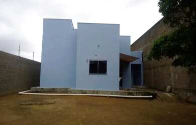 Imagem: A casa possui 2 Dormitórios, 2 Banheiros e 2 Vagas na garagem