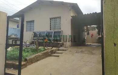 Imagem: A casa possui 2 Dormitórios, 1 Banheiro, 1 Vaga na garagem