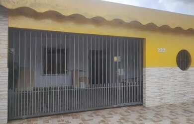 Imagem: A casa possui 3 Dormitórios, 2 Banheiros, 3 Vagas na garagem