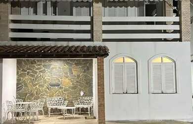 Imagem: A casa possui 5 Dormitórios, Acomodam 14 pessoas, 5 Vagas na