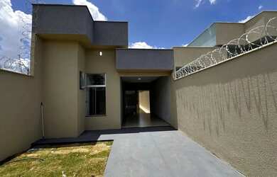 Imagem: A casa possui 3 Dormitórios, 3 Banheiros, 2 Vagas na garagem