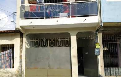 Imagem: A casa possui 4 Dormitórios, 2 Banheiros, 1 Vaga na garagem