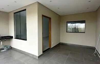 Imagem: A casa possui 3 Dormitórios, 1 Banheiro, 1 Vaga na garagem