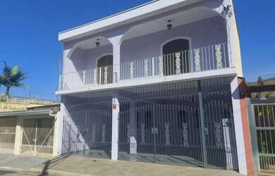 Imagem: A casa possui 4 Dormitórios, 4 Banheiros, 3 Vagas na garagem