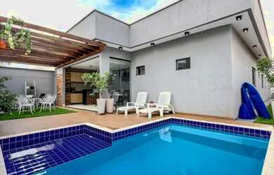 Imagem: A casa possui 4 Dormitórios, 4 Banheiros, 4 Vagas na garagem