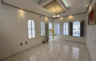 Imagem: A casa possui 4 Dormitórios, 4 Banheiros, 2 Vagas na garagem