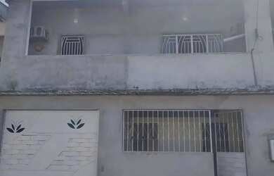 Imagem: A casa possui 4 Dormitórios, 2 Banheiros, 1 Vaga na garagem