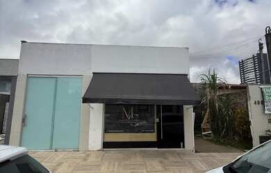 Imagem: A casa possui 5 Dormitórios, 2 Banheiros, 3 Vagas na garagem