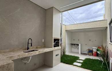 Imagem: A casa possui 3 Dormitórios e 2 Banheiros e está localizado