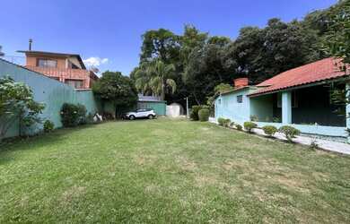 Imagem 8: Casa com amplo pátio e muito área verde