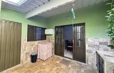 Imagem: A casa possui 2 Dormitórios, 1 Banheiro, 1 Vaga na garagem