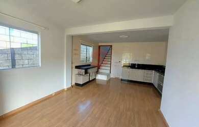 Imagem: A casa possui 3 Dormitórios, 3 Banheiros, 1 Vaga na garagem