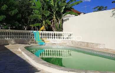 Imagem: A casa possui 3 Dormitórios, 3 Banheiros, 4 Vagas na garagem