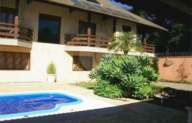 Imagem: A casa possui 4 Dormitórios, 5 Banheiros, 5 Vagas na garagem